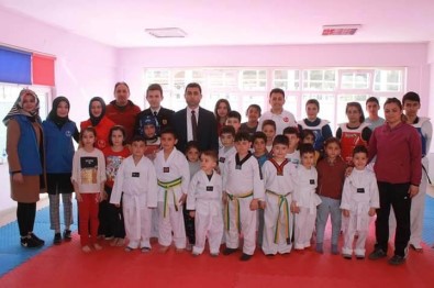Kaymakam Girgin'den Başarılı Taekwondoculara Destek