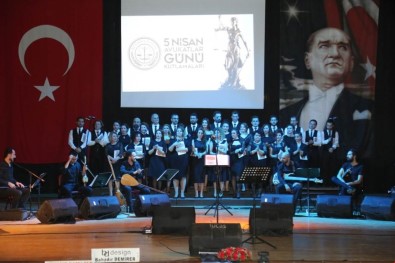 Kütahyalı Avukatlar Koro Kurup Konser Verdi