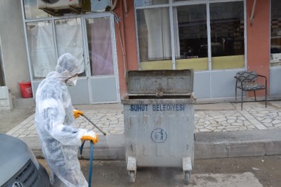 Şuhut Belediyesi Çöp Konteynırlarını Dezenfekte Ediyor