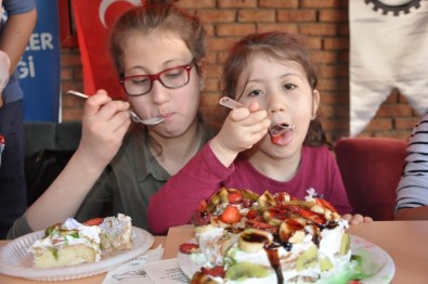Uşak'ın Ödüllü Aşçıları Diyabetli Çocuklar İçin Doğal Pasta Yaptı