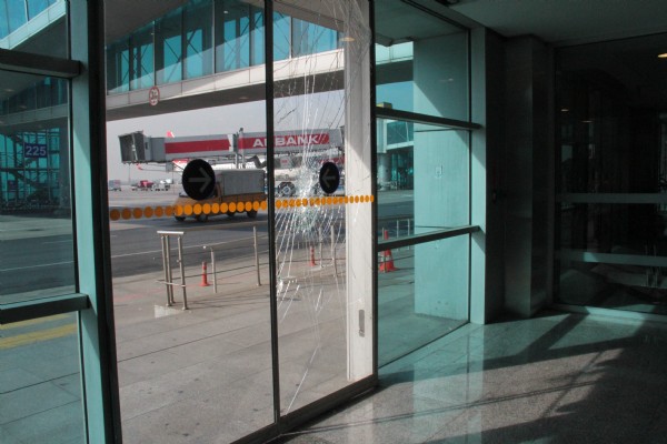 Kaçırdığı uçağın peşinden koştu