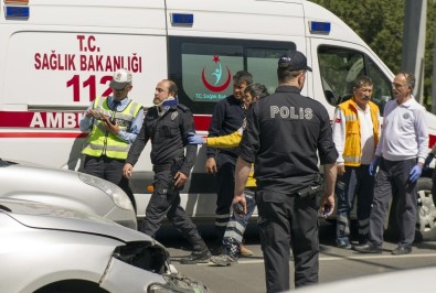 Çevik Kuvvet Polislerinin Bulunduğu Araç Kaza Yaptı
