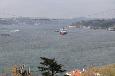 İstanbul Boğazı'nda Gemi Yalıya Çarptı