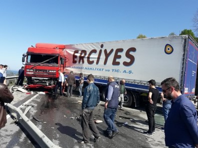 Kaza Yapan Tır Karadeniz Sahil Yolu'nu Ulaşıma Kapattı