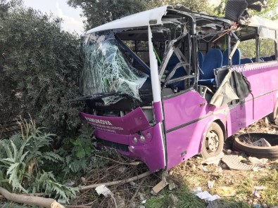 Özel Halk Otobüsü Üst Geçidin Ayağına Çarptı Açıklaması 16 Yaralı