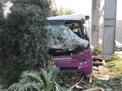 Sakarya'da Özel Halk Otobüsü Üst Geçidin Ayağına Çarptı Açıklaması 16 Yaralı