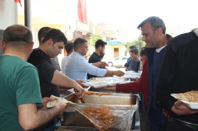 300 Yıllık Gelenekle Yüzlerce Kişiye Yemek Dağıtıldı
