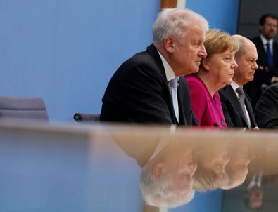 Almanya'da koalisyonun ilk kavgası: Mültecilerde aile birleşimi!