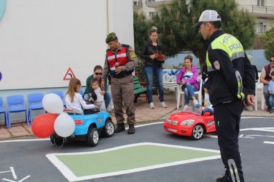 Ayvalık'ta Anaokulu Öğrencileri Trafik Parkuru Ve Eğitimlerine Kavuştu