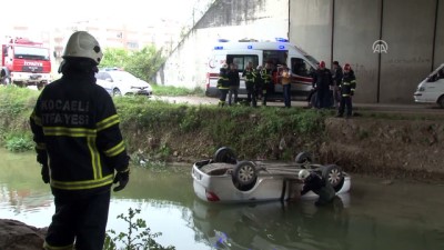 Kocaeli'de Otomobil Dereye Düştü Açıklaması 2 Yaralı