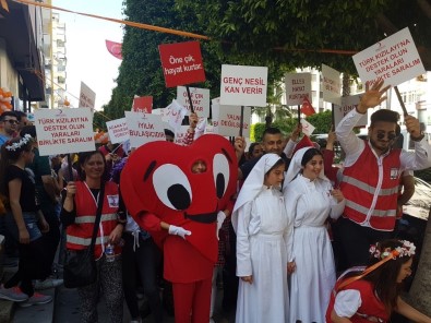 Türk Kızılayı Gönüllüleri Karnavala Renk Kattı