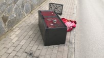 ACEMİ HIRSIZ - Bursa'da hırsızlar çaldıkları kasayı açamayınca cadde kenarında bıraktılar