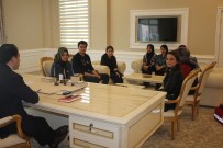 DÜNYA SAĞLıK GÜNÜ - Öğrencilerden Masa Başında Sağlık Hizmeti