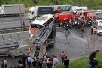 KOCAELI ÜNIVERSITESI - TEM'Deki Kazada 5 Araç Birbirine Girdi Açıklaması 4 Yaralı
