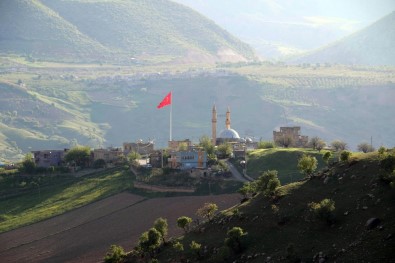 Teröristlerden Temizlenen Dağlarda Dev Türk Bayrağı