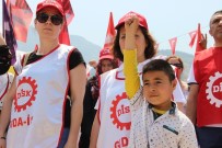 TUR YıLDıZ BIÇER - 1 Mayıs'ta Türkülü Halaylı Kutlama