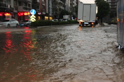 Aniden Bastıran Yağış, Caddeleri Dereye Çevirdi