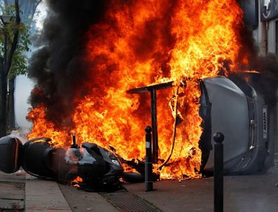 Fransa'da olaylı 1 Mayıs! Göstericiler polisle çatıştı