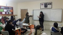 Gönüllü Öğrencilerden Köy Okulunda İngilizce Eğitimi