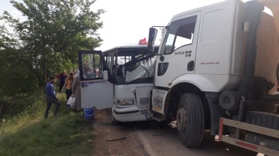 Hafriyat Kamyonu İle Minibüs Çarpıştı Açıklaması 7 Yaralı