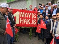 HAK-İŞ Sendikası Taksim'deki Cumhuriyet Anıtı'na Çelenk Bıraktı