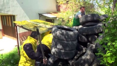 Lastiklerin Arasından Çıkamayan Yavru Köpekler Kurtarıldı