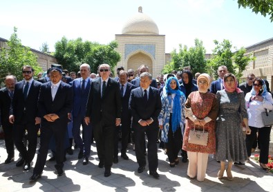 Nakşibendi Hazretlerinin Türbesini Ziyaret Etti