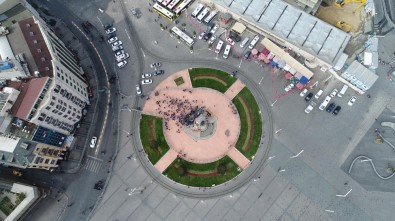 Sendikalar Taksim Meydanına Çelenk Bıraktı