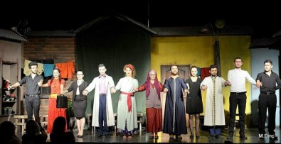 Sui Generis Tiyatro Grubu 'Şenlik Çıkmazı' İle Ayvalık'ta