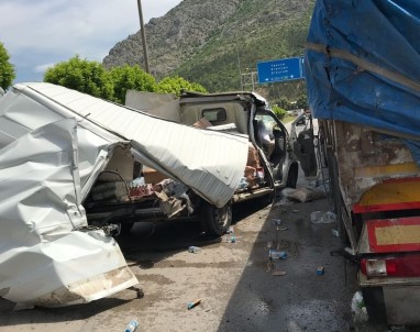 Tıra Çarpan Minibüs Kağıt Gibi Parçalandı