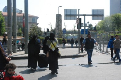 Trafiğe Kapanan Yollar Nedeniyle Turistler Otellerine Yürümek Zorunda Kaldı