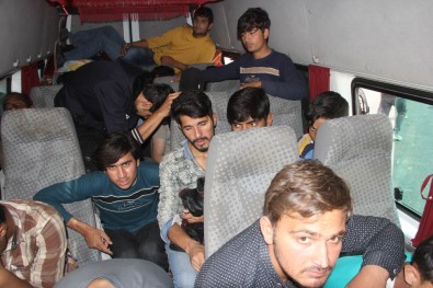 15 Kişilik Minibüsten 33 Kaçak Göçmen Çıktı