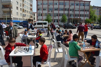 Belediyeden Çocuklara Satranç Şenliği