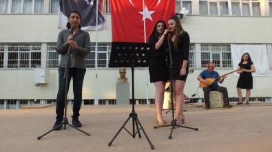 Burhaniye'de 101 Liseli İçin Sazlı Sözlü Mezuniyet Töreni