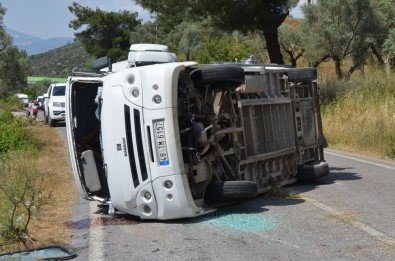 Milas'ta Yolcu Minibüsü Kaza Yaptı, 3 Kişi Yaralandı
