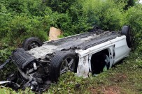 LÜKS OTOMOBİL - Otoyolda Şarampole Devrilerek Hurdaya Dönen Lüks Otomobilden Sağ Çıktılar