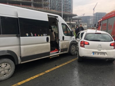 (Özel) Kağıthane'de Servis Aracı Otomobile Çarptı Açıklaması 11 Yaralı