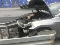 MASLAK - (Özel) Motosikletlinin Sıkıştırdığı Otomobil Bariyerlere Ok Gibi Saplandı