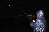 SAĞANAK YAĞMUR - Sağanak Yağmur Boğaz'daki Olta Balıkçılarına Yaradı