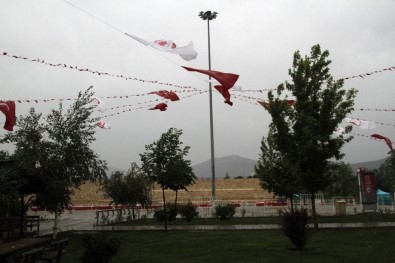 SDÜ'de Sağanak Yağış Ve Fırtınaya Rağmen, Ertesi Gün Yapılacak Gül Festivali Dolayısıyla Mezuniyet Töreni Ertelenmedi