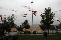 AŞIRI YAĞIŞ - SDÜ'de Sağanak Yağış Ve Fırtınaya Rağmen, Ertesi Gün Yapılacak Gül Festivali Dolayısıyla Mezuniyet Töreni Ertelenmedi
