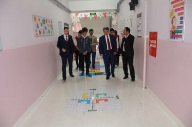 Turgut Özal Ortaokulu'nda TÜBİTAK 4006 Bilim Fuarı