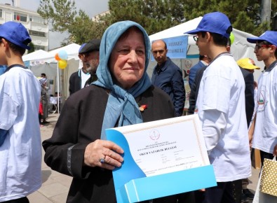 Yozgat'ta Okuma Yazma Öğrenen En Yaşlı 14 Kursiyer Ödüllendirildi