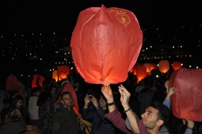 Diyarbakır'da Gökyüzü Dilek Balonlarıyla Aydınlandı