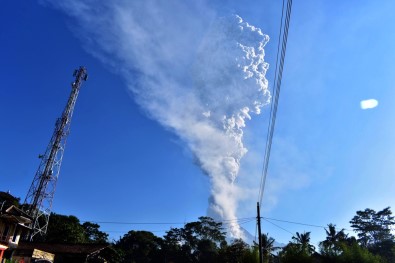 Endonezya'da Volkan Patladı