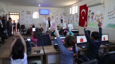 İç Savaşta Engelli Kalan Profesör, Suriyelilerin Yaralarını Sarıyor