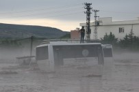 SAĞANAK YAĞMUR - Kilis'te Sel Felaketinin Ardından Yol Trafiğe Açıldı