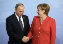 KREMLİN SARAYI - Putin Ve Merkel, İran Nükleer Krizini Görüştü