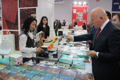 Başkan Sekmen'den 5. Doğu Anadolu Kitap Fuarı'na Ziyaret
