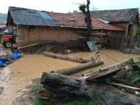 SU TAŞKINI - Bilecik'te Aşırı Yağış Bir Ev Ve Ahırda Hasar Meydana Getirdi